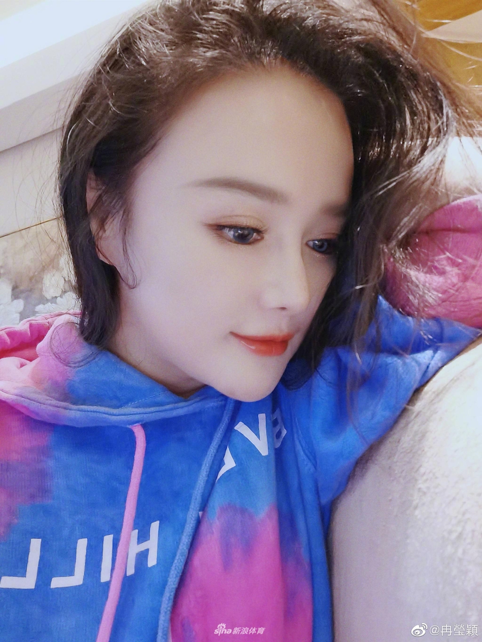 拳王娇妻子冉莹颖发自拍：元气满满的一周！