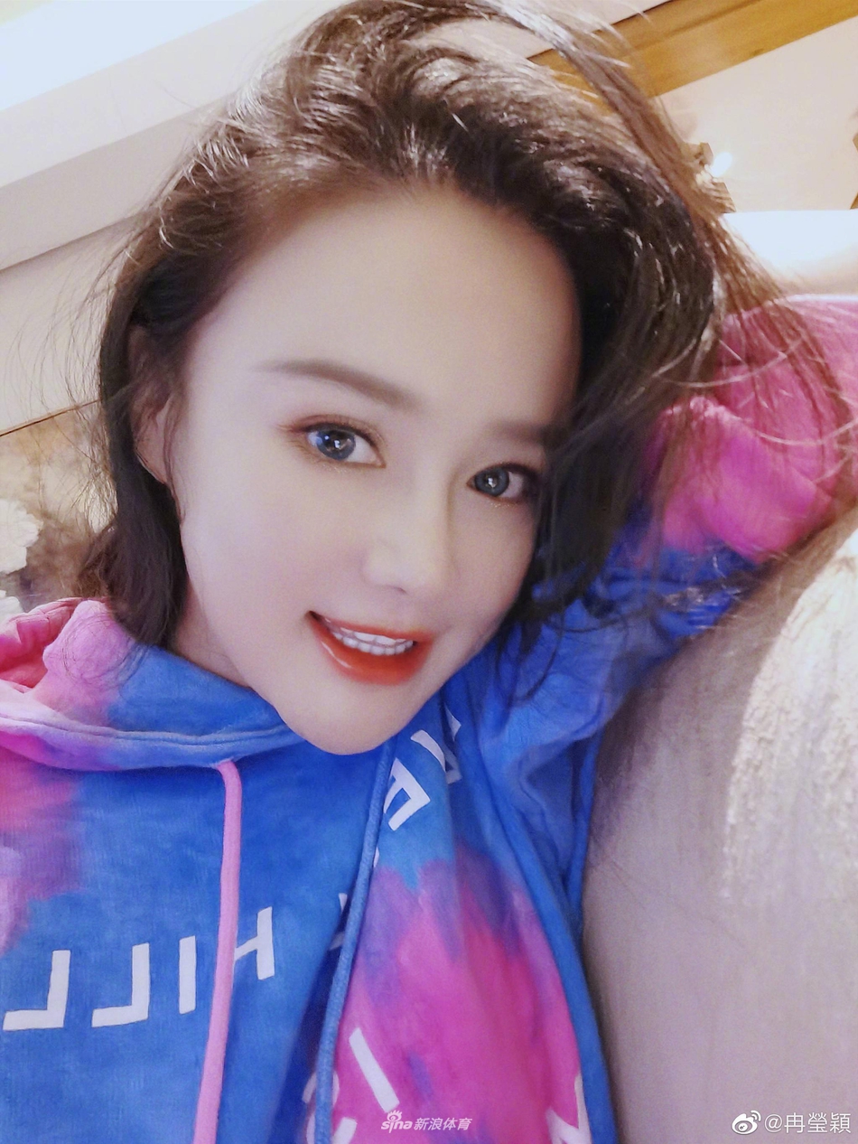 拳王娇妻子冉莹颖发自拍：元气满满的一周！