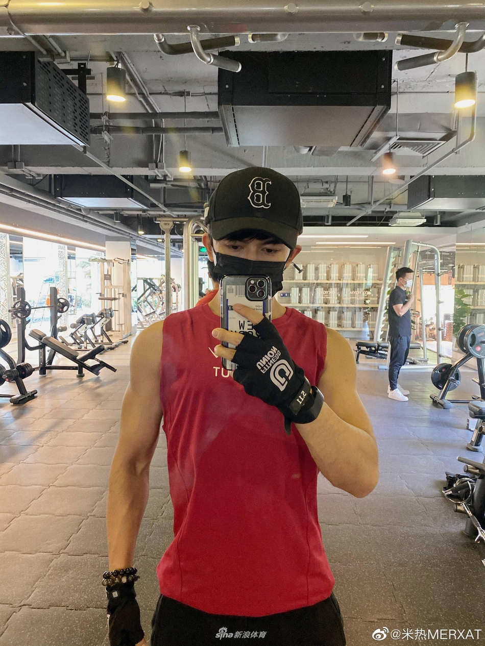 新疆帅哥演员米热健身照秀肌肉:练成大力士