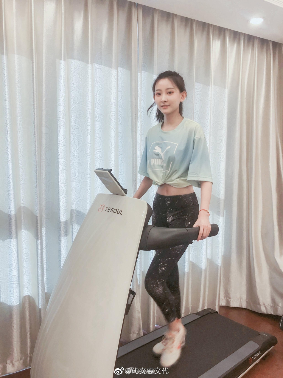 1/ 13北京时间6月28日,美女演员代文雯微博更新一