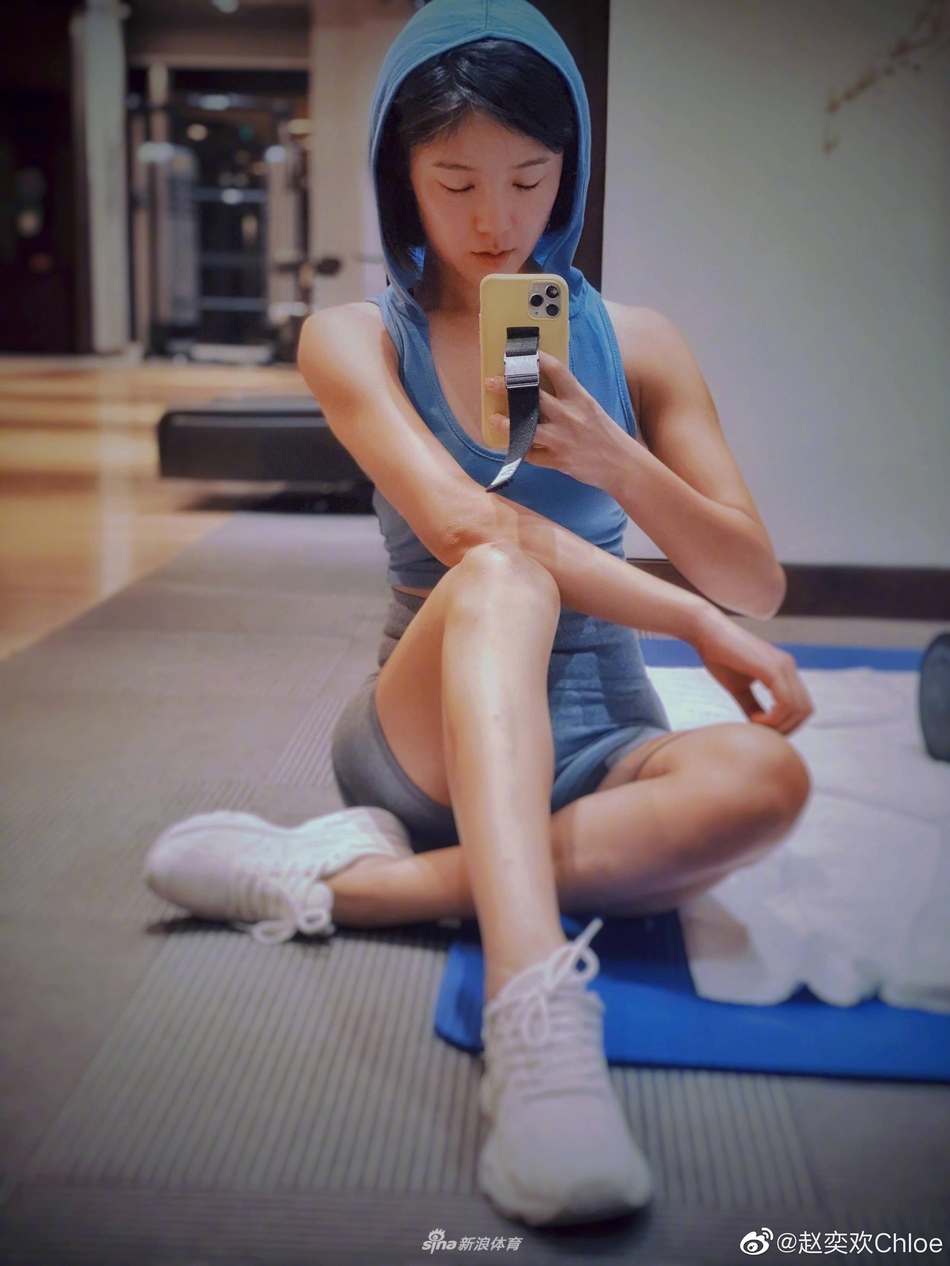 女神赵奕欢撸铁秀肌肉 臂肌臀肌线条流畅