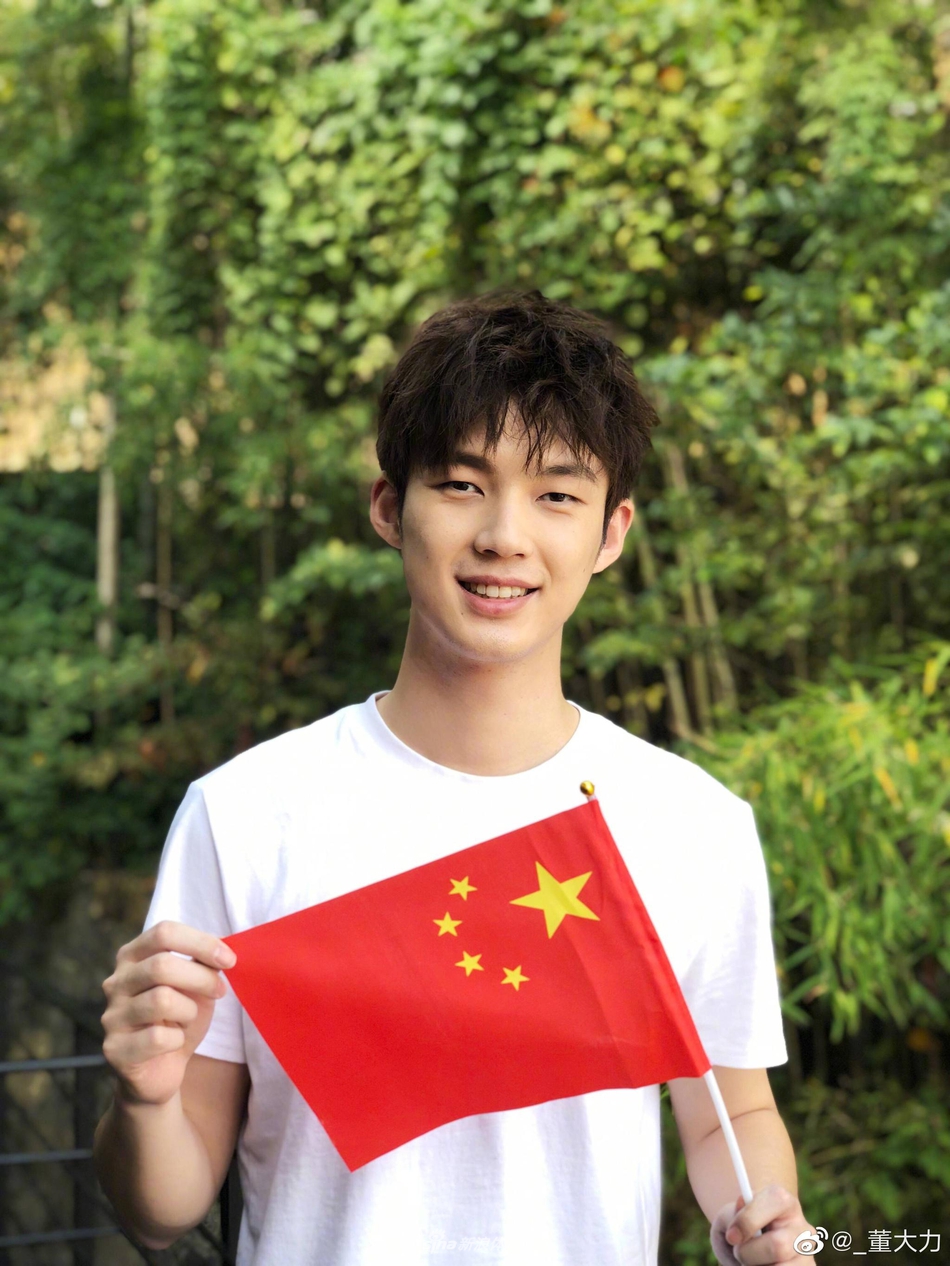 董力"考试结束"晒游玩照 大展笑容心情好
