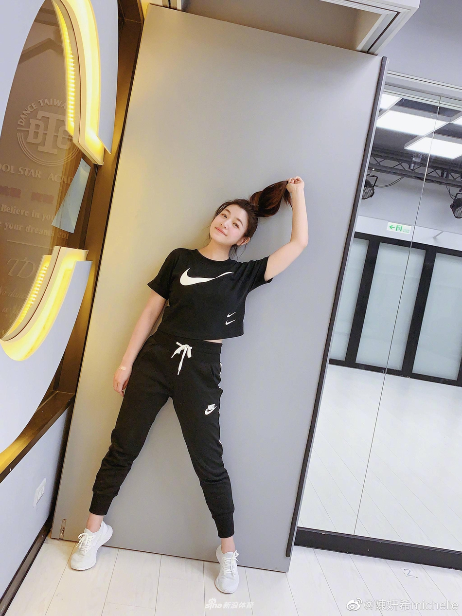 杨丞琳与陈妍希亲嘴照 一起健身Zumba香汗淋漓