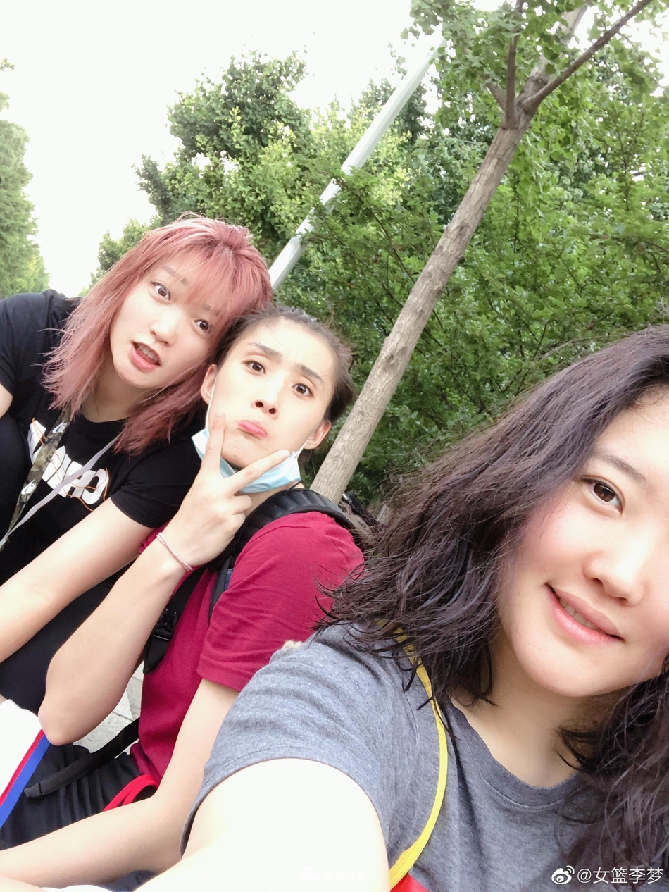 女篮李梦晒与好友合影 新发色太梦幻美丽极了