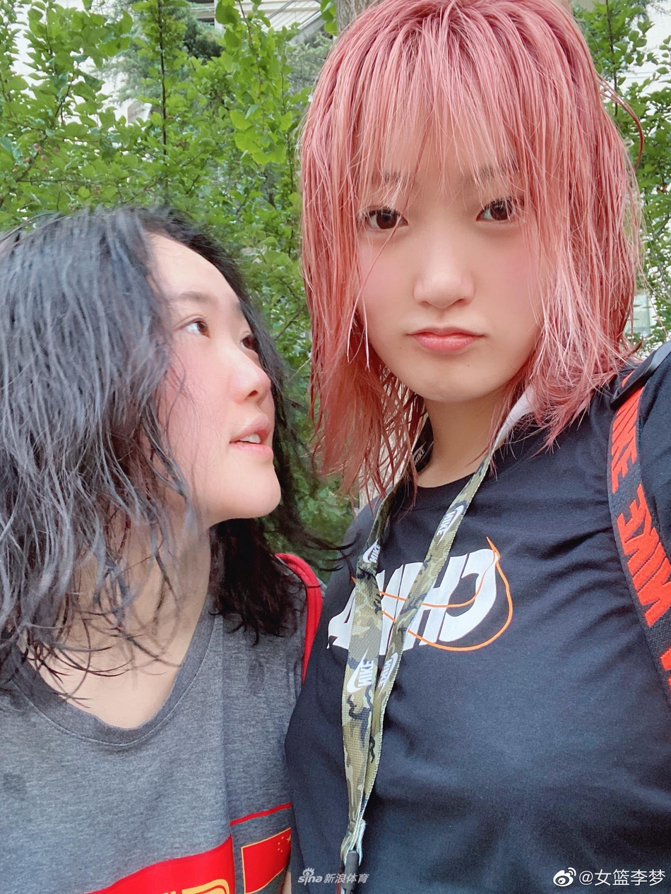 女篮李梦晒与好友合影 新发色太梦幻美丽极了