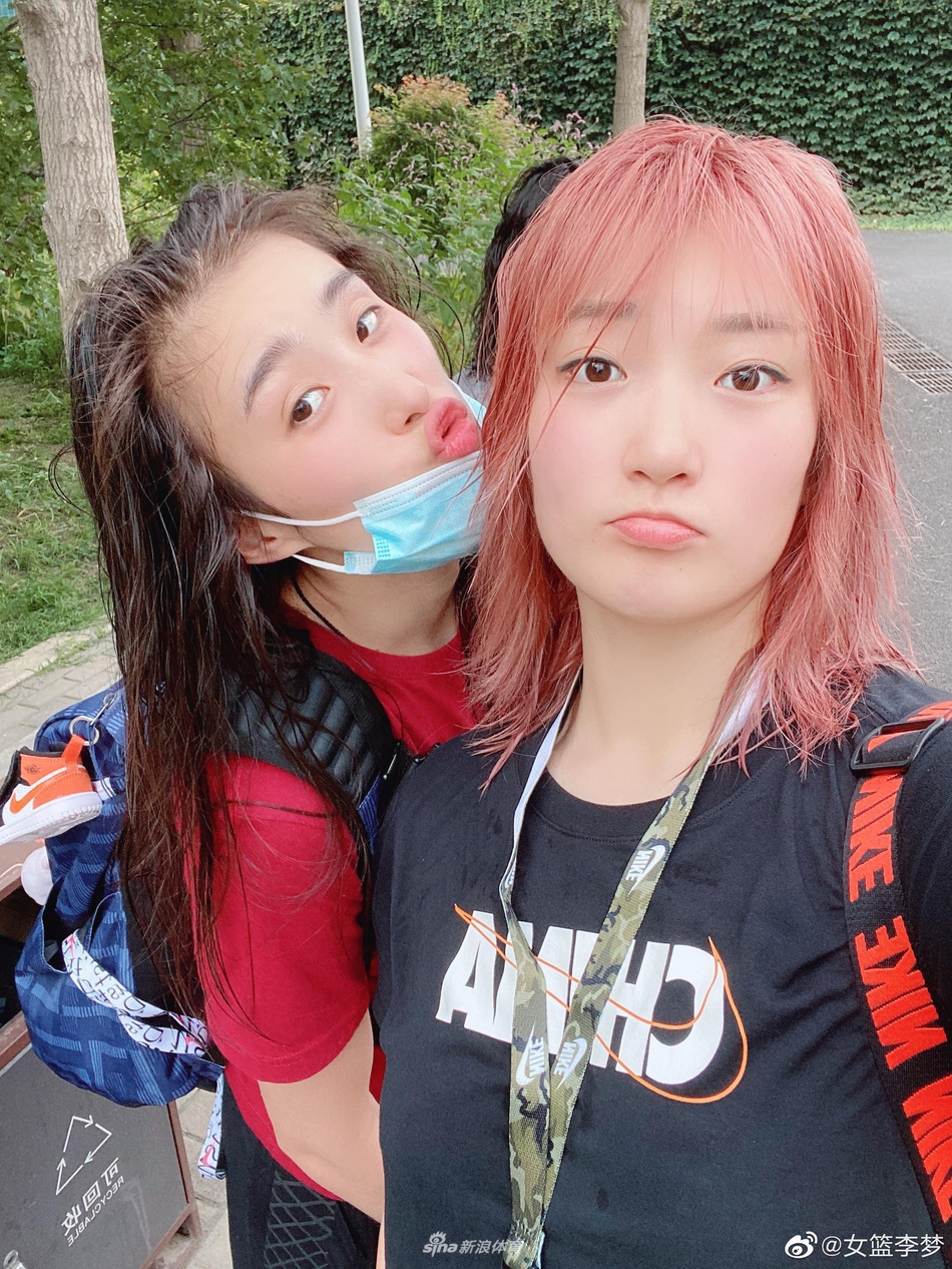 女篮李梦晒与好友合影 新发色太梦幻美丽极了