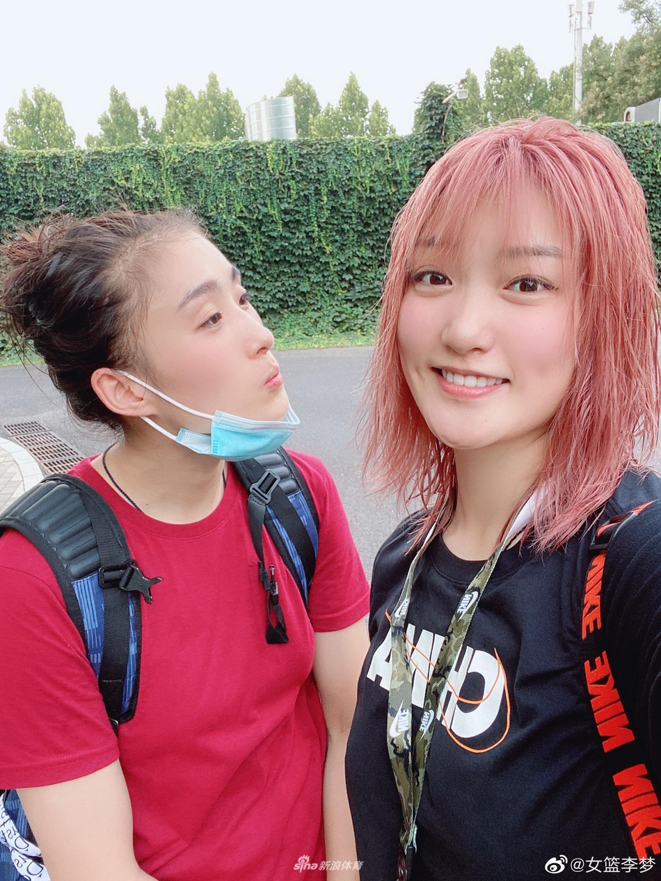 女篮李梦晒与好友合影 新发色太梦幻美丽极了