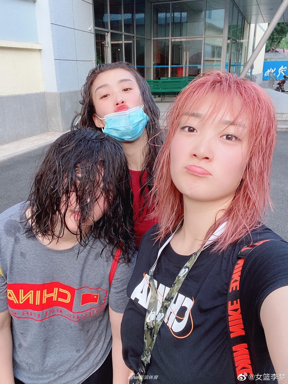 女篮李梦晒与好友合影 新发色太梦幻美丽极了