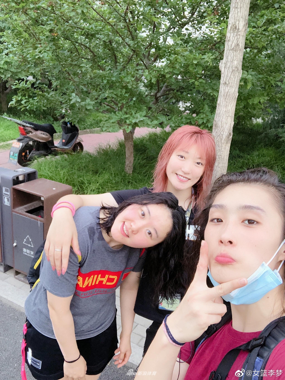 女篮李梦晒与好友合影 新发色太梦幻美丽极了