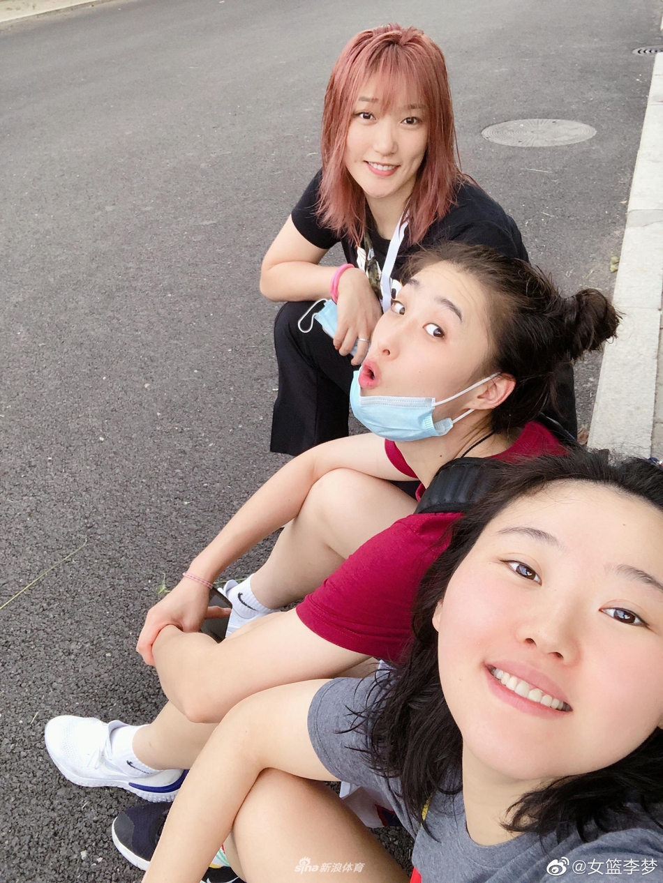 女篮李梦晒与好友合影 新发色太梦幻美丽极了