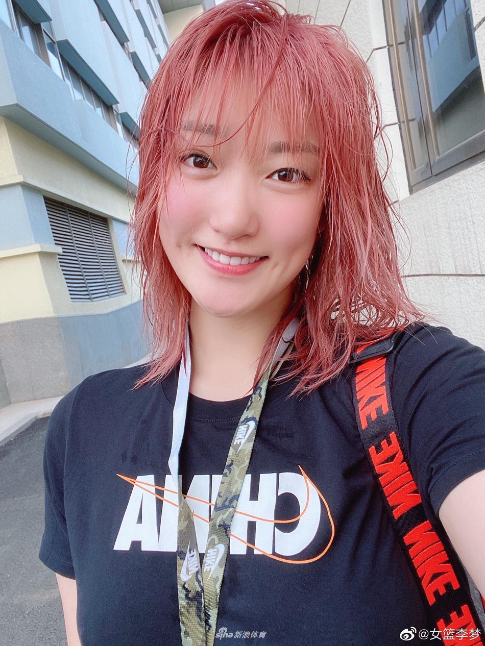女篮李梦晒与好友合影 新发色太梦幻美丽极了