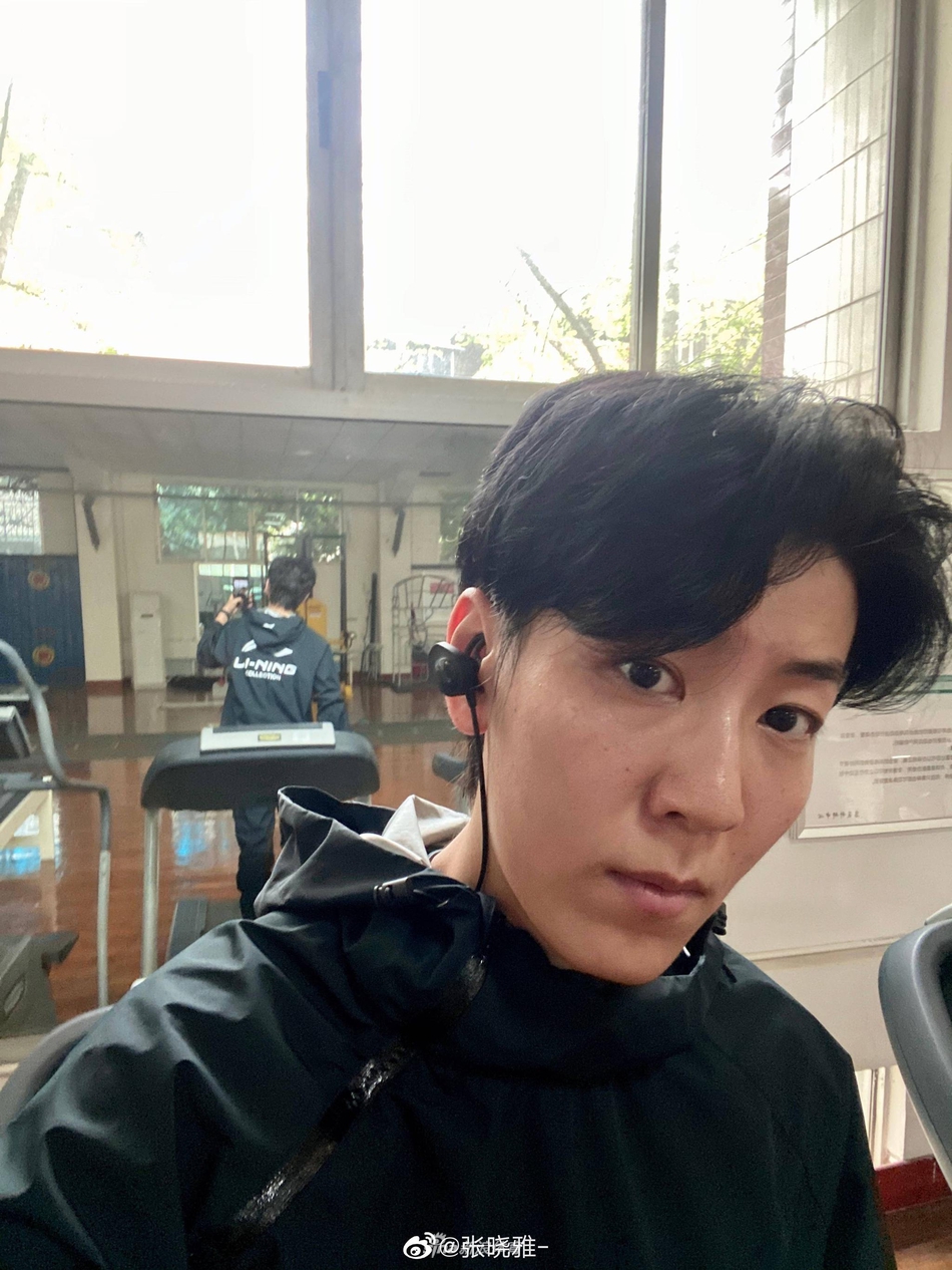 最帅女排队员张晓雅打高尔夫球戴墨镜凹造型气场十足