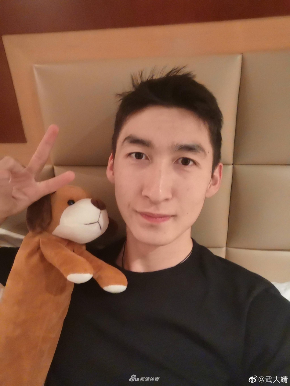 武大靖营业晒运动风帅照 引来粉丝尖叫：太帅了