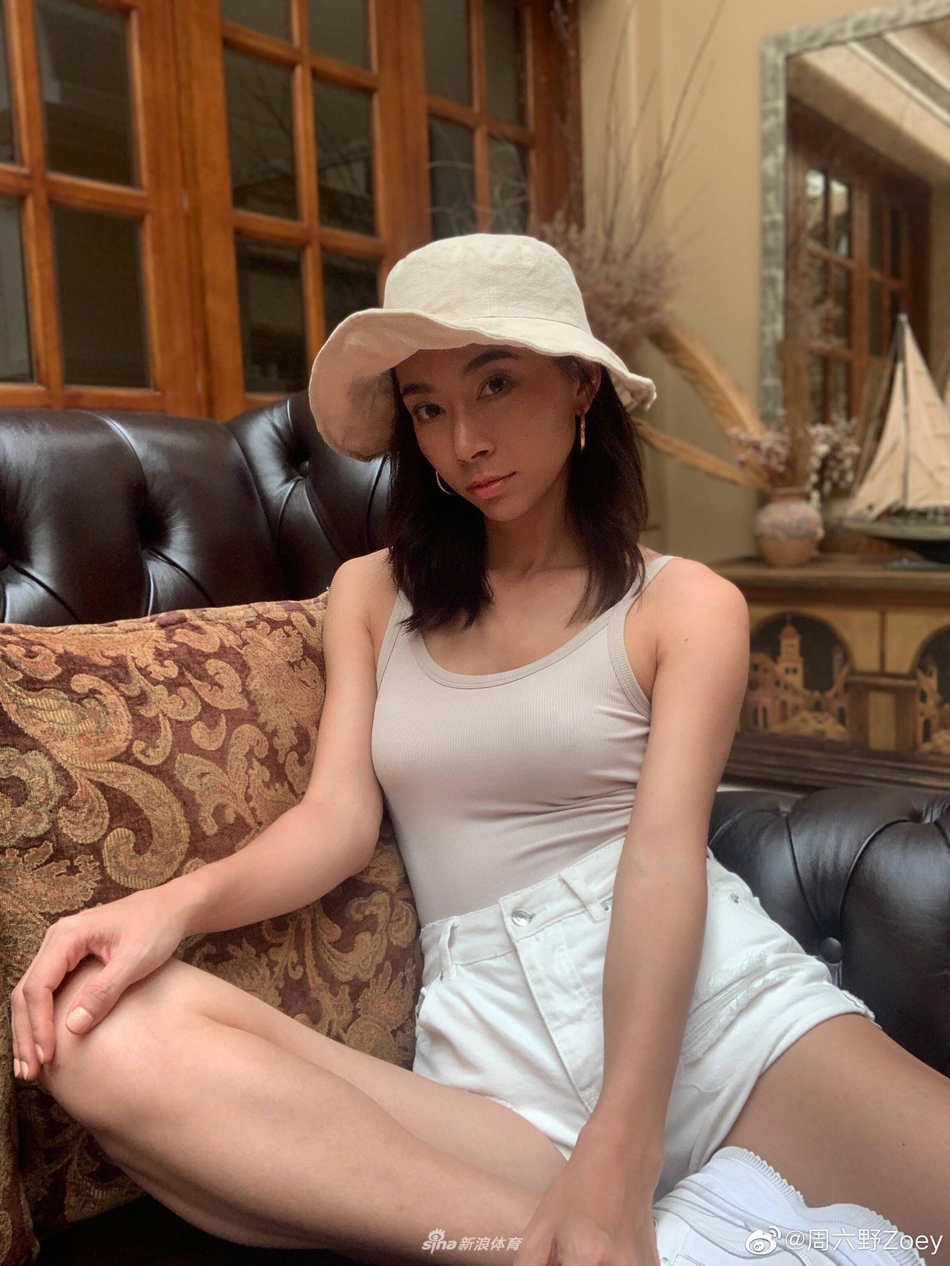 知名运动博主周六野分享度假照吊带短裤秀出完美肌肉线条