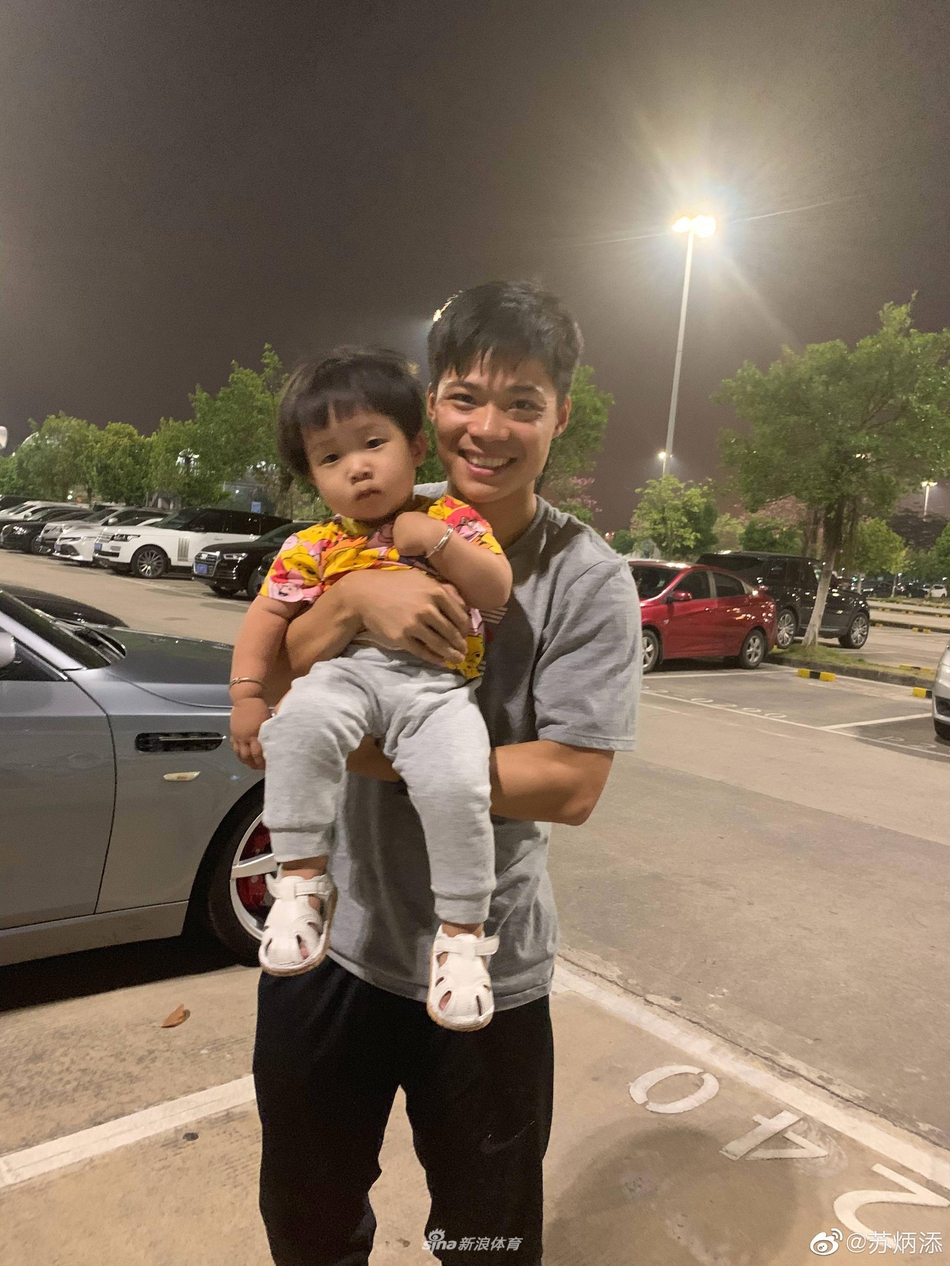 苏炳添晒儿子萌照小天天反戴鸭舌帽酷帅十足