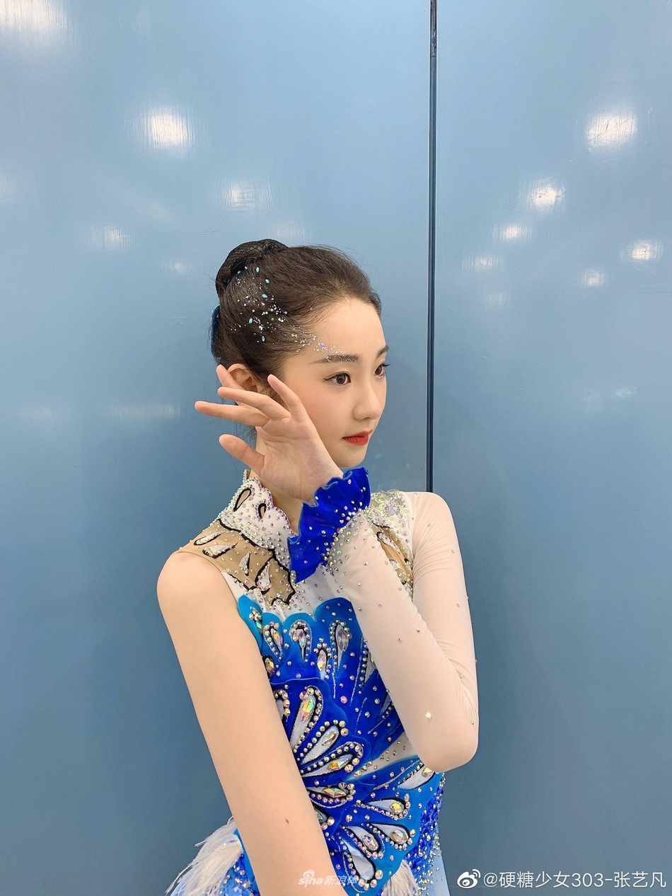 张艺凡表演艺术体操 姿态轻盈仙气十足