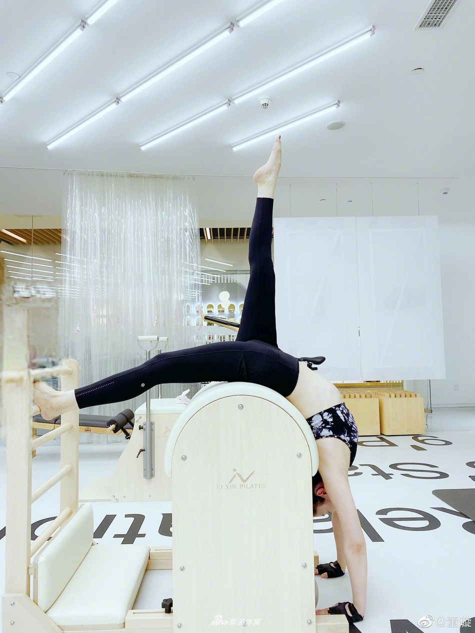 董璇晒健身照身材吸睛 大秀空中一字马柔韧度好