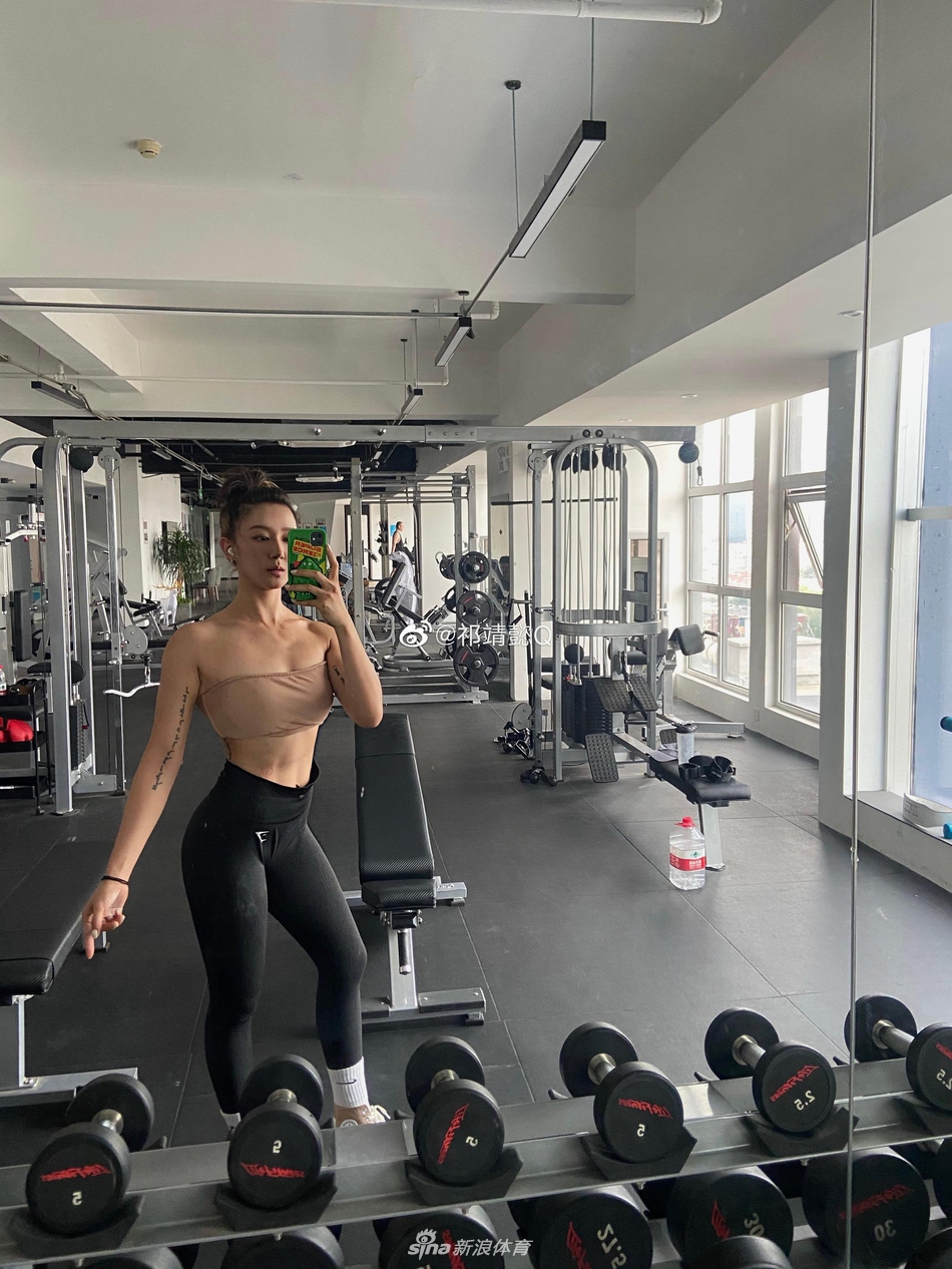 撸铁美女酷爱运动晒健身美拍 这身材什么水平