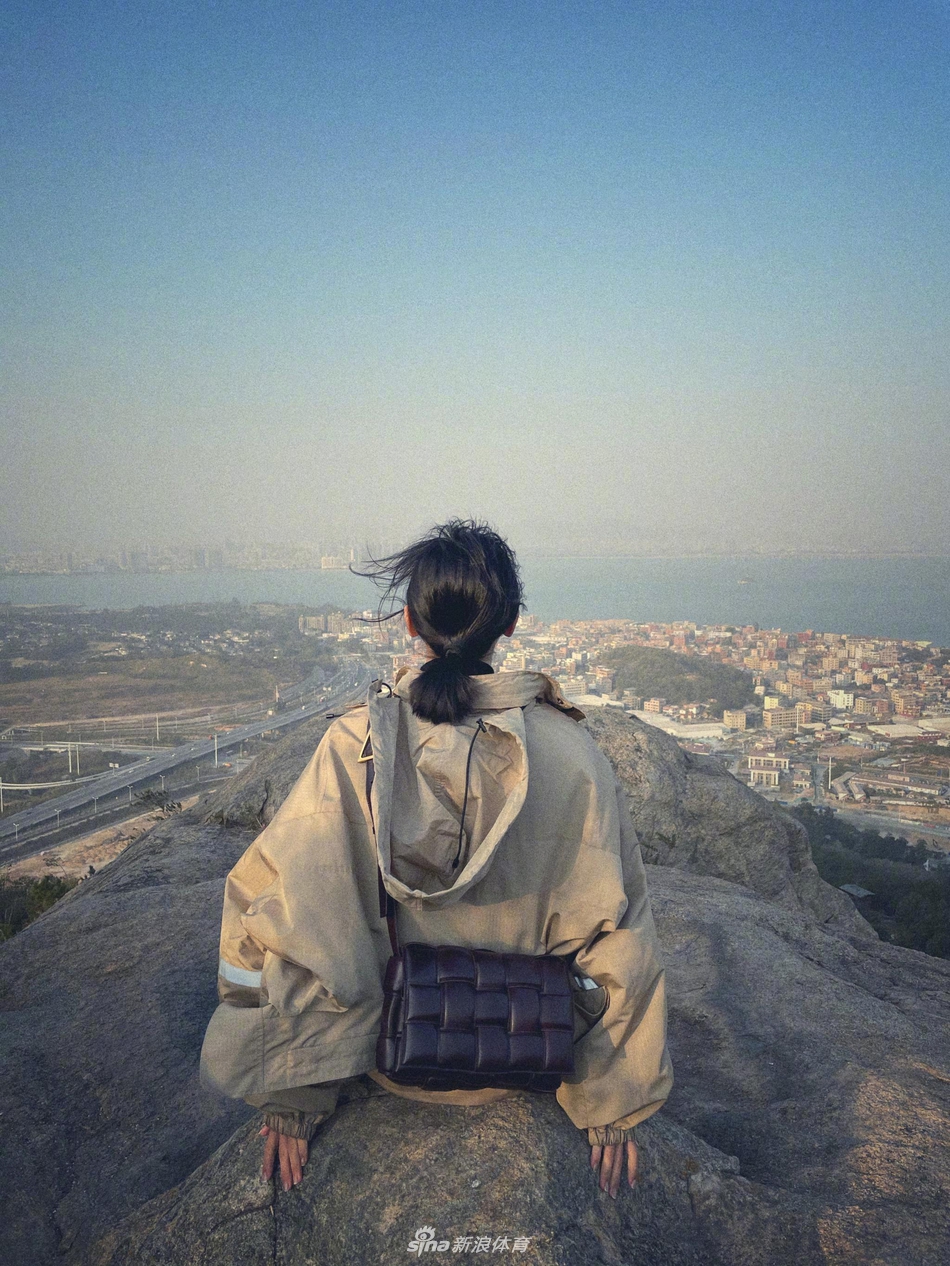 何雯娜体验老公工作晒登山美拍