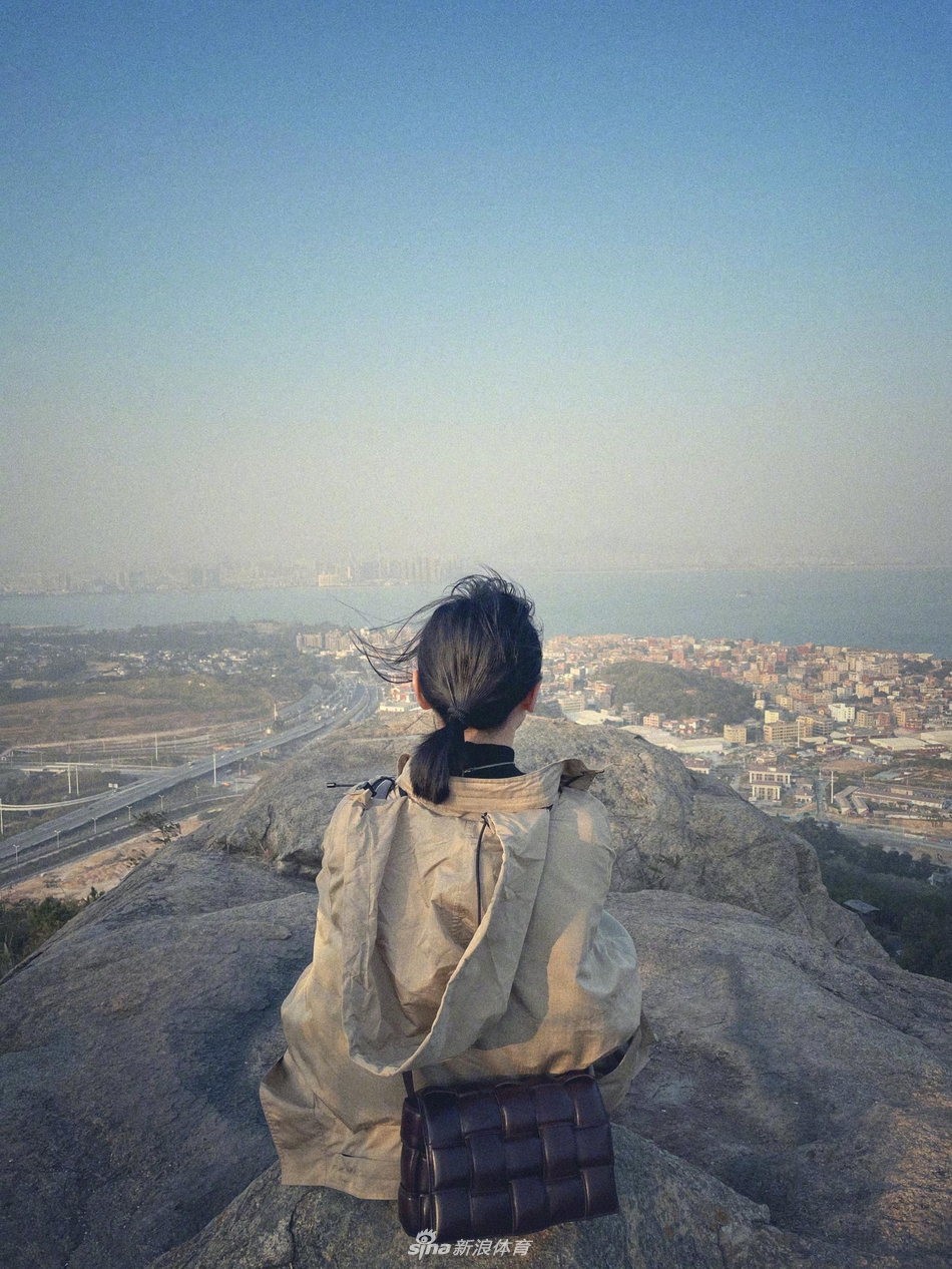 何雯娜体验老公工作晒登山美拍