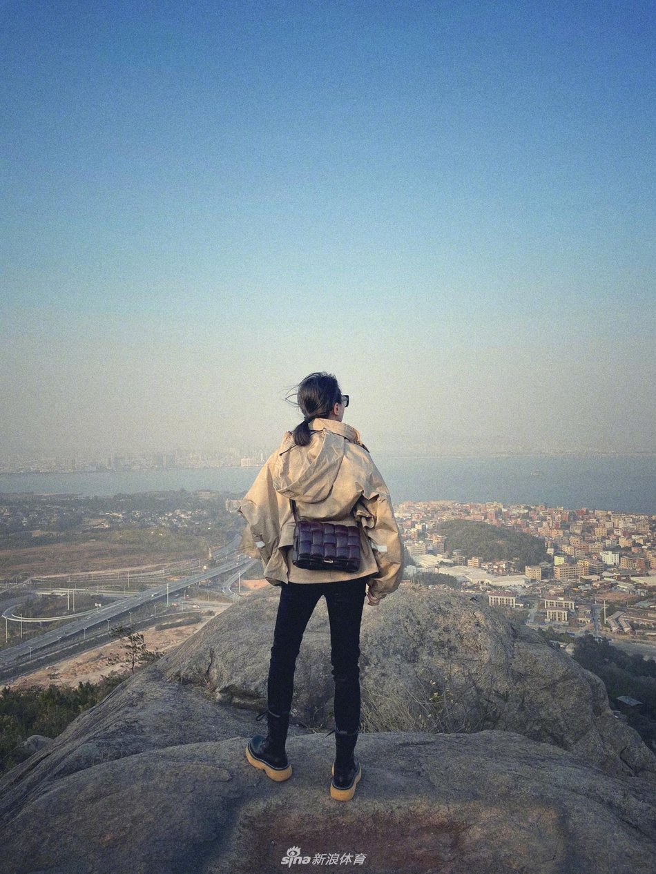 何雯娜体验老公工作晒登山美拍