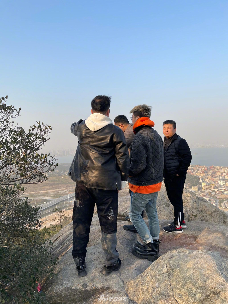 何雯娜体验老公工作晒登山美拍