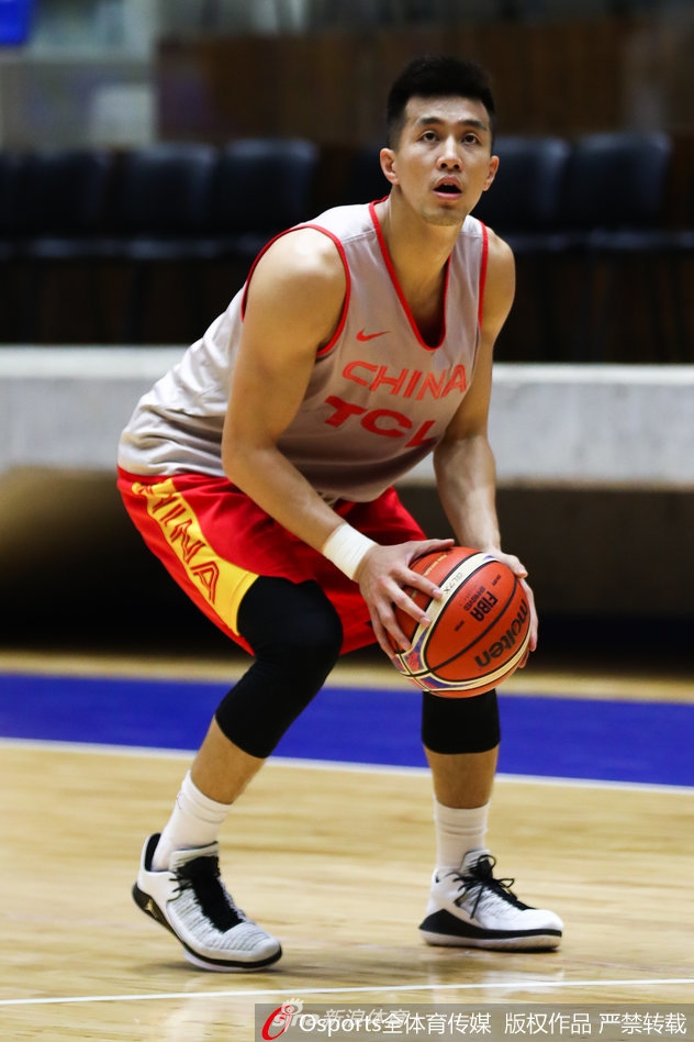 郭艾伦投篮练习