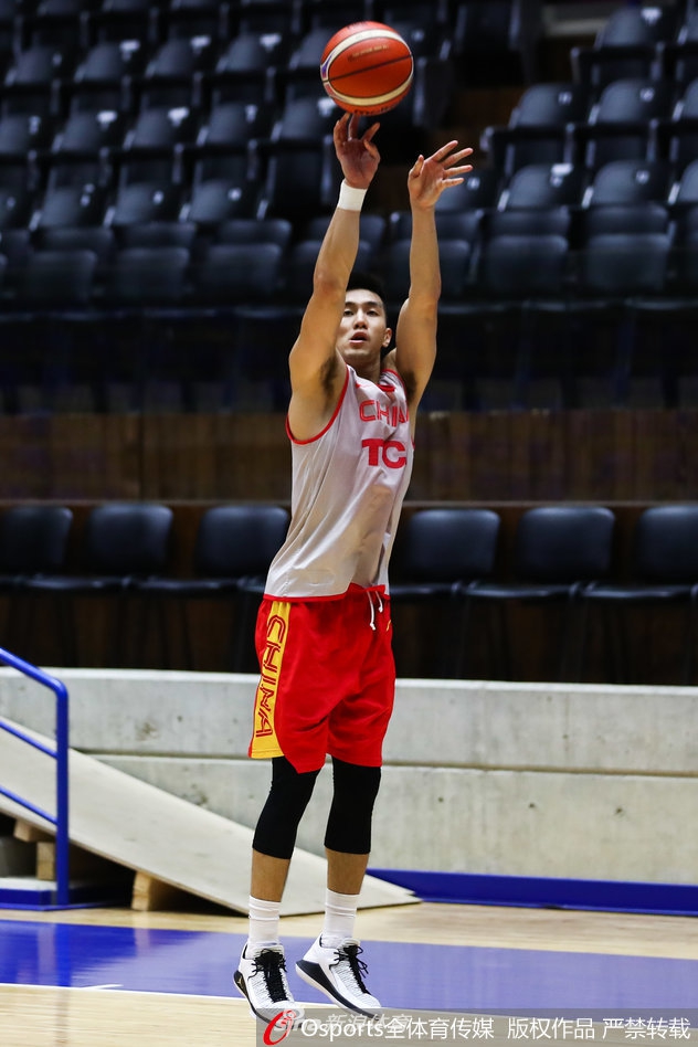 郭艾伦投篮练习