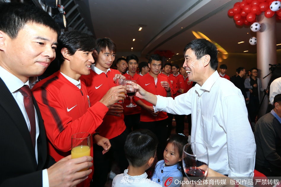 陈戌源向队员敬酒