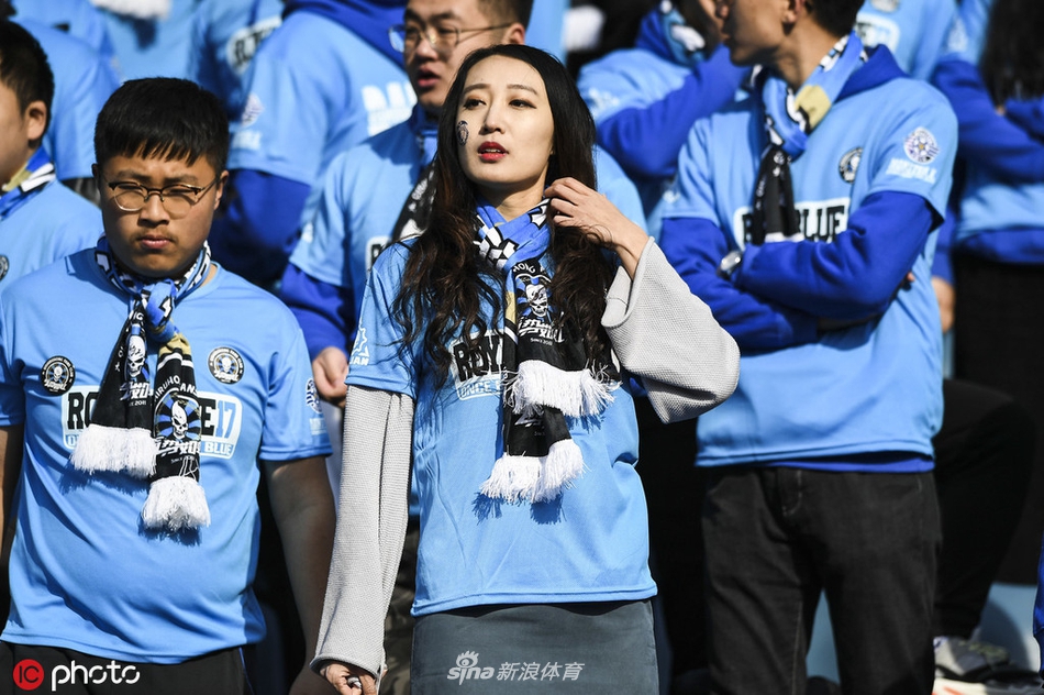 中超美女球迷图鉴 半程看台美色大赏