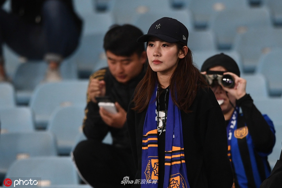 中超美女球迷图鉴 半程看台美色大赏