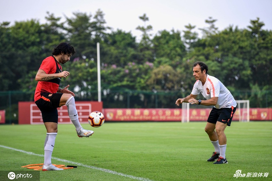 高拉特:希望能为国足效力 未来会更多在中国生活