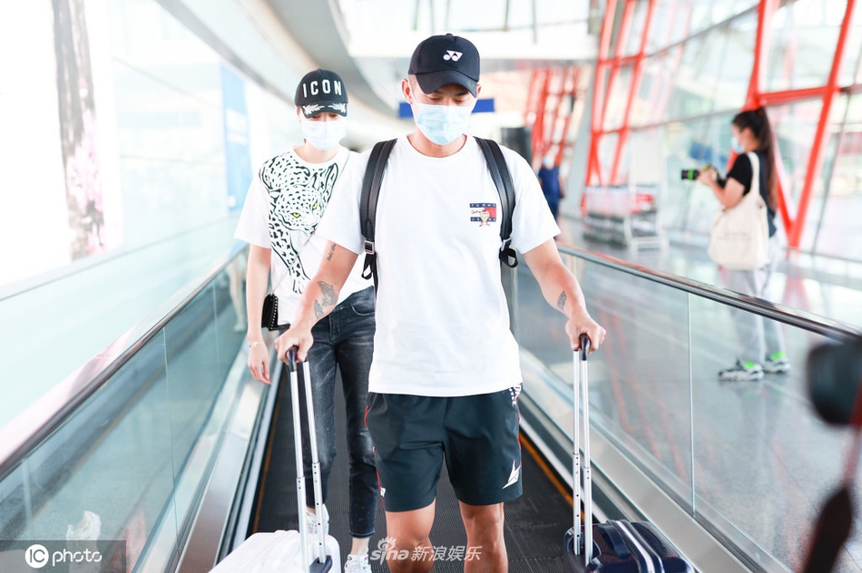 林丹与妻子谢杏芳同框现身