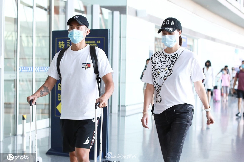 林丹与妻子谢杏芳同框现身