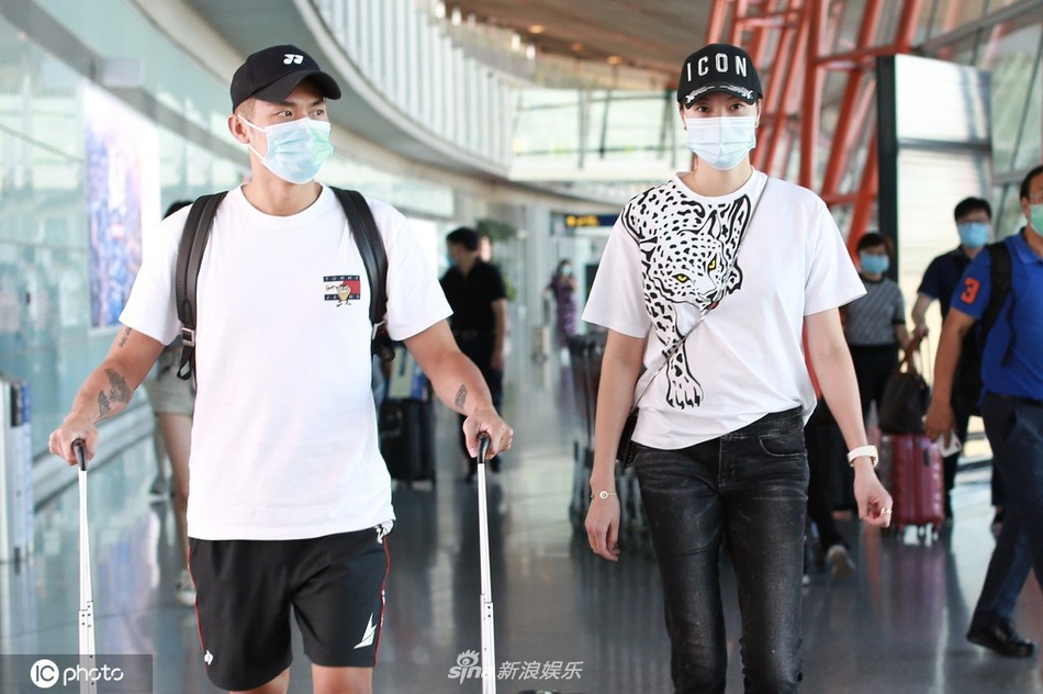 林丹与妻子谢杏芳同框现身