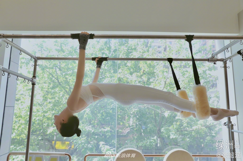 张韶涵晒健身美照 秀空中一字马