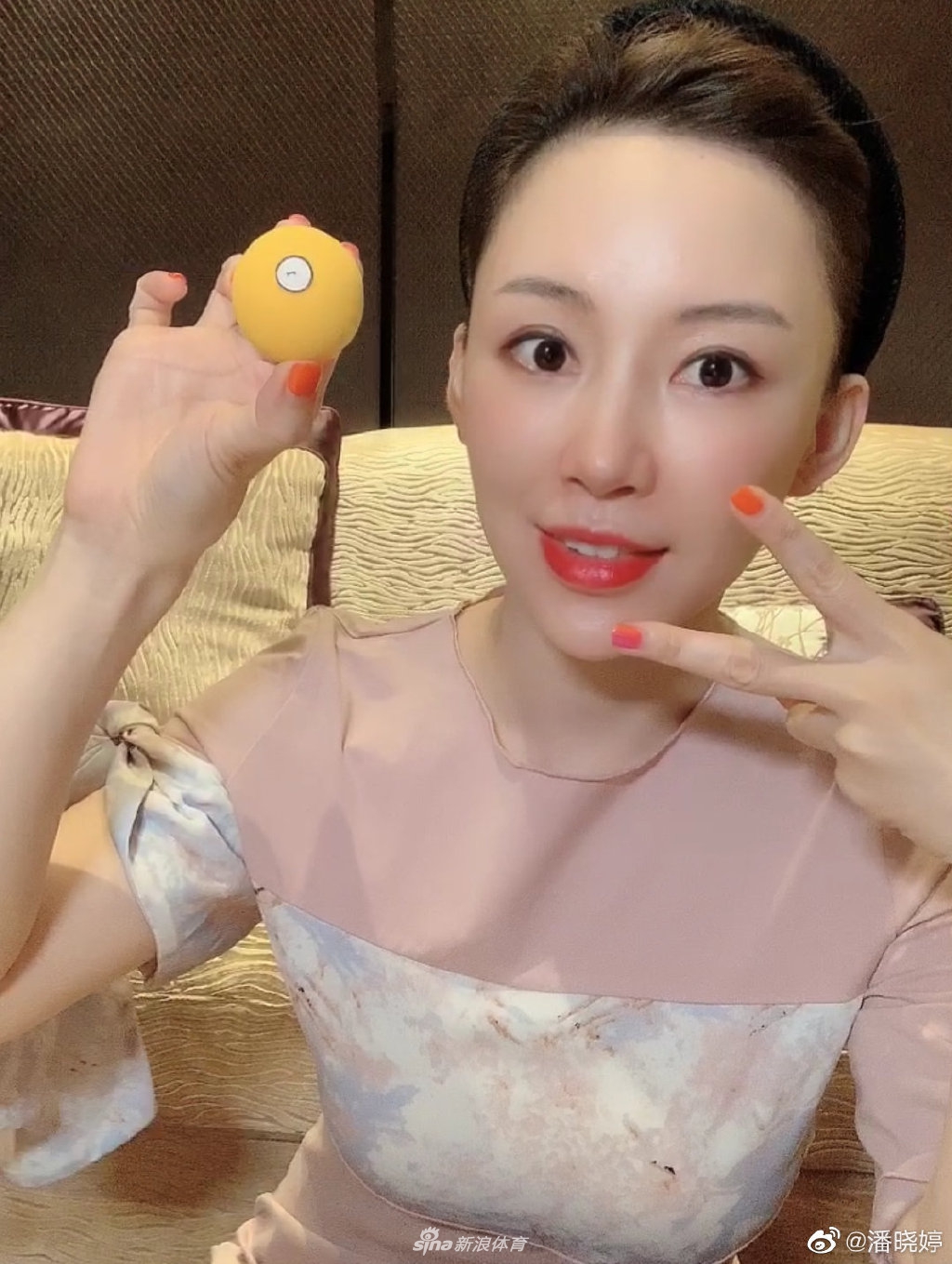 九球天后潘晓婷参加活动优雅端庄