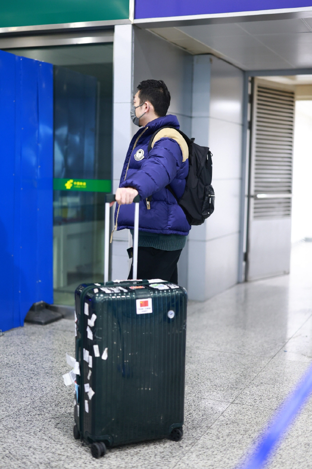 许昕结束澳门赛征程返回北京 身穿蓝色羽绒服青春洋溢