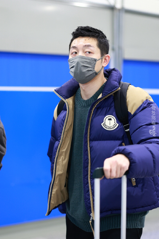 许昕结束澳门赛征程返回北京 身穿蓝色羽绒服青春洋溢