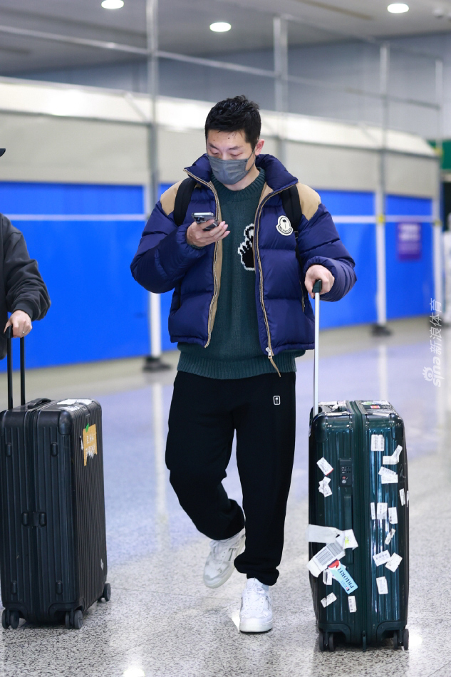 许昕结束澳门赛征程返回北京 身穿蓝色羽绒服青春洋溢