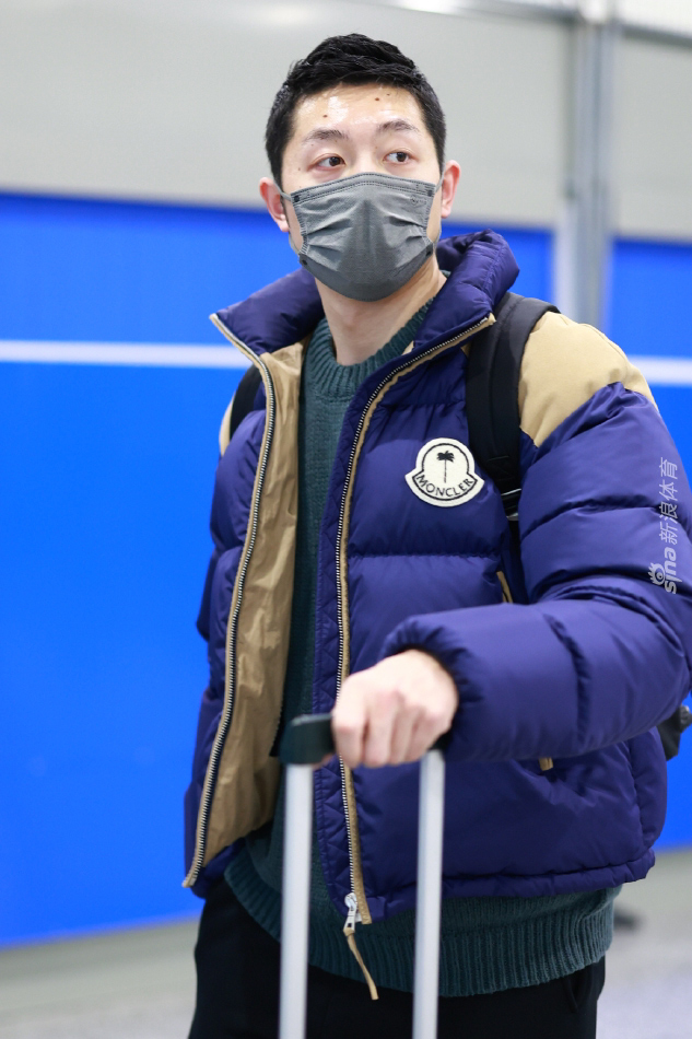 许昕结束澳门赛征程返回北京 身穿蓝色羽绒服青春洋溢