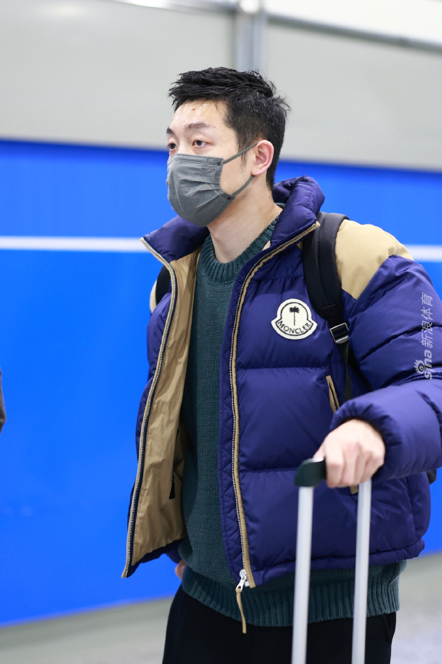 许昕结束澳门赛征程返回北京 身穿蓝色羽绒服青春洋溢
