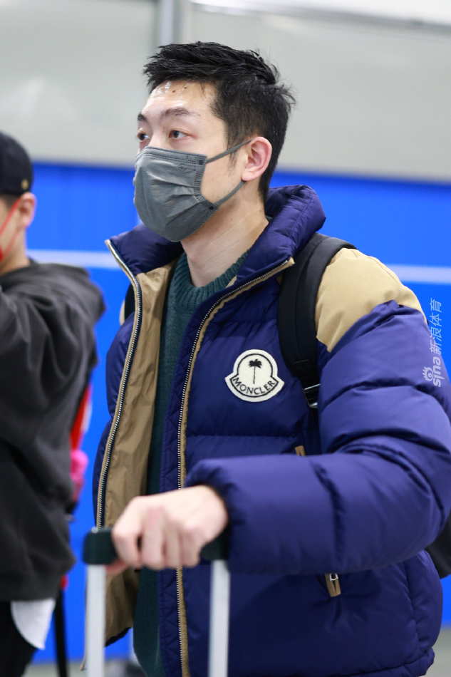 许昕结束澳门赛征程返回北京 身穿蓝色羽绒服青春洋溢
