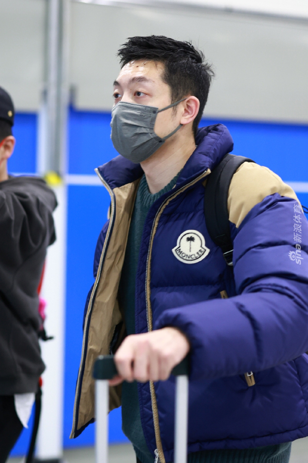 许昕结束澳门赛征程返回北京 身穿蓝色羽绒服青春洋溢