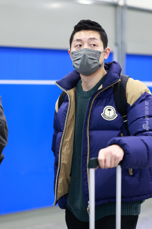 许昕结束澳门赛征程返回北京 身穿蓝色羽绒服青春洋溢