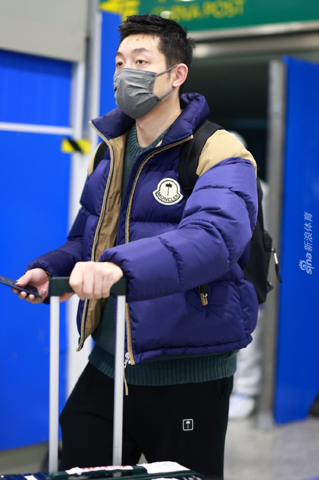 许昕结束澳门赛征程返回北京 身穿蓝色羽绒服青春洋溢