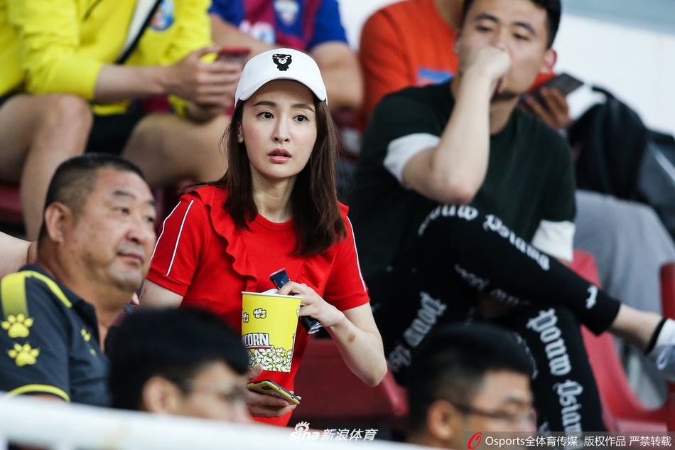 中超美女球迷图鉴 半程看台美色大赏