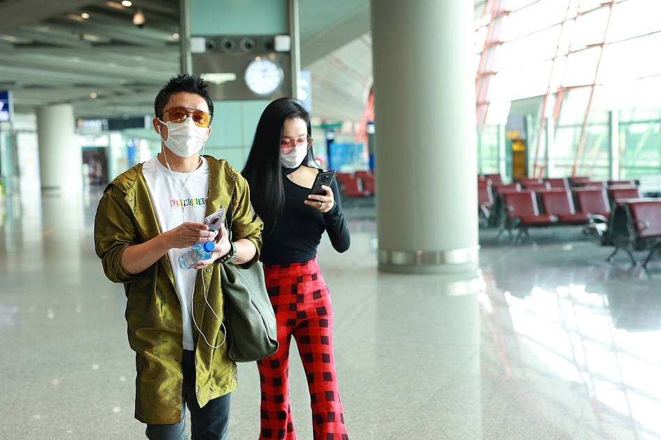 邹市明夫妇现身机场 口罩墨镜整齐安全感十足