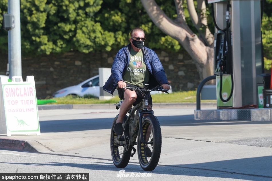 施瓦辛格街头骑车锻炼 气势不减身体硬朗状态不错