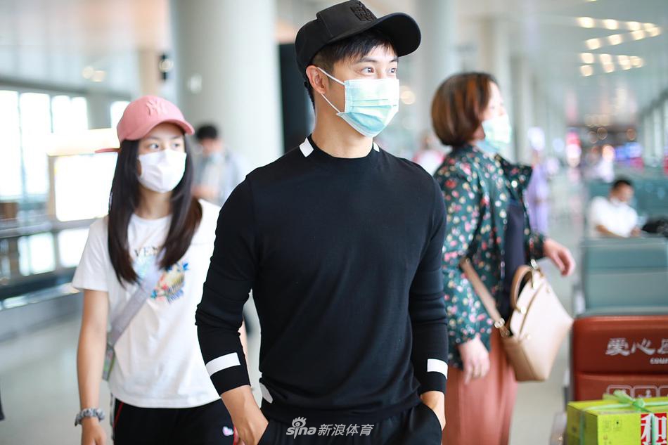 田亮和女儿走机场动作神同步 12岁森碟身高直逼老爸